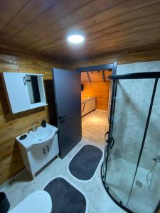 a bathroom with a shower and a sink at Yıldız Otel Dağ Evi in Çamlıhemşin