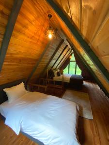 a bedroom with a bed in a attic at Yıldız Otel Dağ Evi in Çamlıhemşin
