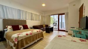 a hotel room with two beds and a television at Plaza Departamentos Temporarios in Formosa