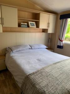 a bedroom with a large bed in a room at Park Home in Watchet