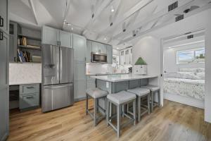 a kitchen with a bar with stools and a bed at Private Cottage on Annie in Coeur d'Alene