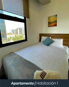 a bedroom with a large bed with a window at Eon 5 - Apartamento en edificio de lujo - Zona 10 de la Ciudad de Guatemala in Estación Pamplona