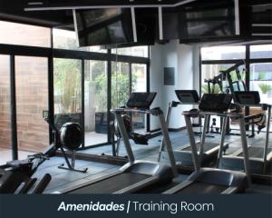 a gym with several tread machines and windows at Eon 5 - Apartamento en edificio de lujo - Zona 10 de la Ciudad de Guatemala in Estación Pamplona
