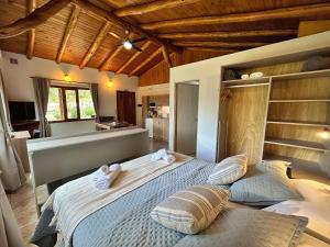 a bedroom with two beds with towels on them at Luminosa Patagónia in Lago Puelo