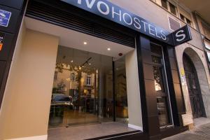 a store front of a building with a sign on it at Hostel Superlativo Trinidad in Málaga