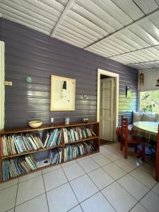 a room with a table and a book shelf filled with books at Casa 3 habitaciones in Tigre