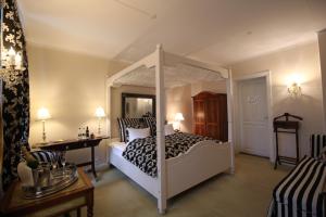 Postel nebo postele na pokoji v ubytování Kokkedal Slotshotel