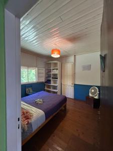 a bedroom with a bed in the middle of a room at Casa 3 habitaciones in Tigre