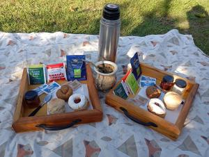 two wooden picnic tables with food on a blanket at Cabaña Óga Pora' in Puerto Yeruá +7 photos