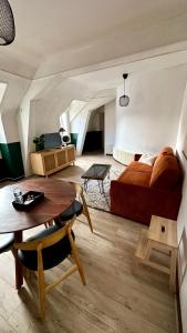 a living room with a bed and a table at Villa Hyper Centre Le Blanc Type Hotel Entrée Autonome Spa et Nuit en brenne in Le Blanc