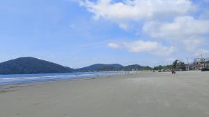 a view of a beach with mountains in the background at EL Shaday in Guarujá