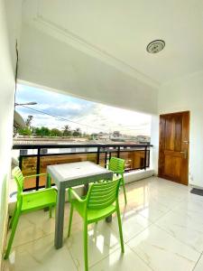 a table and chairs on a balcony with a view at Appartement moderne 2 chambres Grand-Bassam, Pharmacie Yélé in Moosou