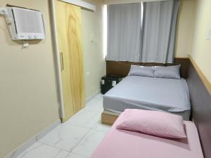 a small room with two beds and a tv at EL Shaday in Guarujá +9 photos