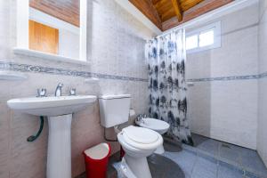 a bathroom with a toilet and a sink at El Encuentro Casa de Campo in Río Cuarto +45 photos