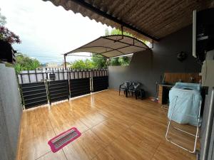 a room with a tennis court on a wooden floor at Loft B - individual Mobiliado com Ar-condicionado in Dourados
