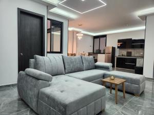 a living room with a couch and a table at Apartamentos Batara in Filandia