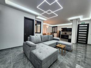 a living room with a couch and a table at Apartamentos Batara in Filandia
