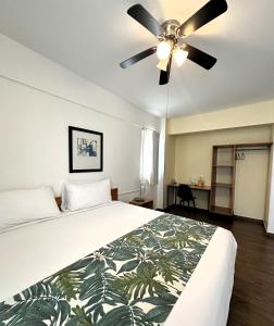 ein Schlafzimmer mit einem Bett und einem Deckenventilator in der Unterkunft Hostal Tres Central in Tuxtla Gutiérrez