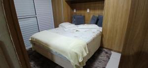 a bedroom with a bed with white sheets and pillows at Um verdadeiro Spar, Para descansar e meditar in Vinhedo +86 photos