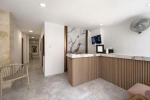 a kitchen with a counter and a chair in a room at Hotel Getsemaní Central in Cartagena de Indias