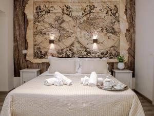 ein Bett mit Handtüchern und eine Karte an der Wand in der Unterkunft Venere Rooms in Termoli