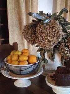 a bowl of lemons and a bowl of oranges on a table at Casa Idílica in Horta