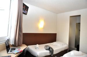 Postel nebo postele na pokoji v ubytování B Hotel Caen Mondeville