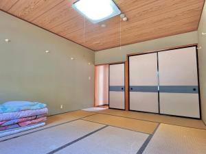 an empty room with doors and a ceiling at 神庭武道館 in Chichibu