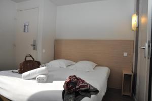 Postel nebo postele na pokoji v ubytování B Hotel Caen Mondeville
