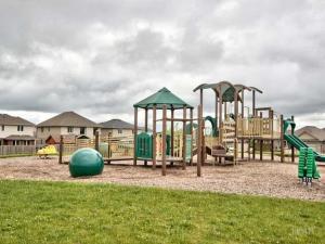 ein Spielplatz mit vielfältigen Spielgeräten in einem Park in der Unterkunft The Bards Roost - 3BR King Ensuite Family Friendly in Stratford