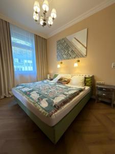 ein Schlafzimmer mit einem großen Bett und einem Kronleuchter in der Unterkunft Hotel Café Post in Rüdesheim am Rhein