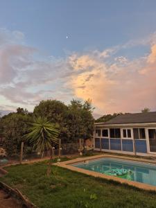 a house with a swimming pool in the yard at Casa Montes Valle Alegre in Quintero