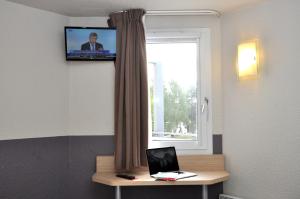TV a/nebo společenská místnost v ubytování B Hotel Caen Mondeville