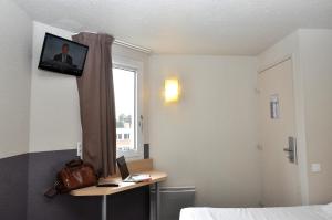 TV a/nebo společenská místnost v ubytování B Hotel Caen Mondeville