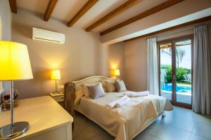 Posteľ alebo postele v izbe v ubytovaní Kallisti Villas, Family Paradise, By ThinkVilla + 37 fotografií
