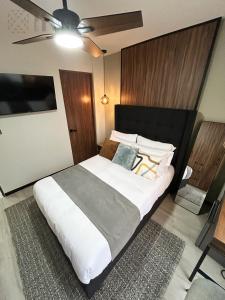 a bedroom with a large bed with a ceiling fan at Private Suite with bathroom and top amenities in La Cañada