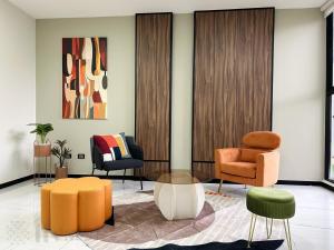 a living room with chairs and a table at Private Suite with bathroom and top amenities in La Cañada
