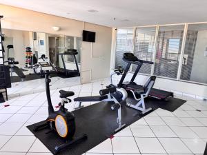 a gym with two treadmills and two exercise bikes at Luix Londrina Flat 505, 43 m2, QS, ar quente e frio, c garagem in Londrina
