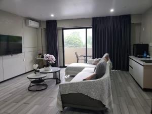 ein Wohnzimmer mit Sofa und Tisch in der Unterkunft Taufusi Hotel in Apia