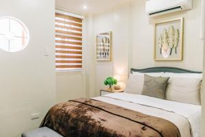a bedroom with a large bed and a window at Casa de Oro in Iyam