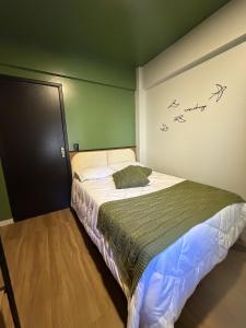 a bedroom with a bed with birds on the wall at Apartamento COMPLETO- Próximo ao shopping JL in Cascavel
