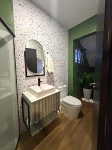a bathroom with a sink and a toilet and a mirror at Apartamento COMPLETO- Próximo ao shopping JL in Cascavel