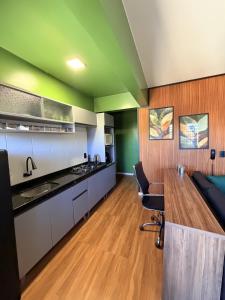 a kitchen with a table and chairs in a room at Apartamento COMPLETO- Próximo ao shopping JL in Cascavel +7 photos