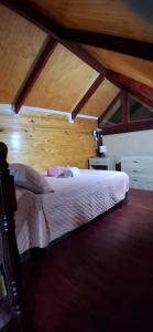a bedroom with a bed in a room with wooden ceilings at Departamento Interior independiente in Coquimbo