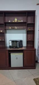 a counter with a microwave and a microwave oven at Departamento Interior independiente in Coquimbo