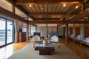 ein Wohnzimmer mit zwei Betten und einem Tisch in der Unterkunft Vacation rental HIKE in Nirasaki