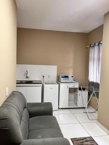 a living room with a couch and a kitchen at Ap Harmonia Bg in Barra Grande