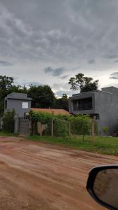 a house sitting on the side of a dirt road at Studio Jaguary - Monte Verde in Camanducaia