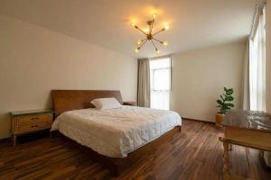 a bedroom with a bed and a chandelier at Departamento 4 recamaras in Acapulco