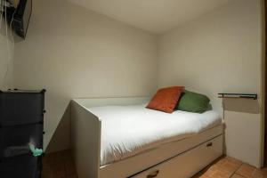 a small bedroom with a bed in a room at Departamento 4 recamaras in Acapulco